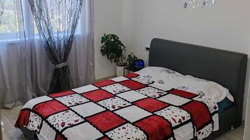 2 bedrooms, iron/ironing board, WiFi