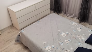 2 bedrooms, iron/ironing board, WiFi