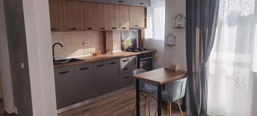 Charming 2-bedroom apartment with AC, WiFi in enchanting Ploiești