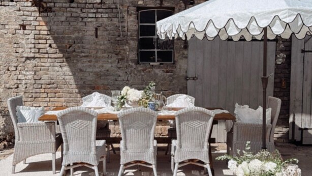 An outdoor dining area with wicker chairs and a table set for six, under a white umbrella. - French country house on the Rhine, large courtyard, parking spaces, pet-friendly (Trebur)