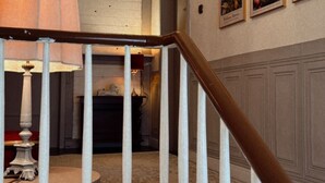 A staircase with white balusters leading to a second floor. A chandelier hangs from the ceiling, and there are framed floral paintings on the wall. - French country house on the Rhine, large courtyard, parking spaces, pet-friendly (Trebur)
