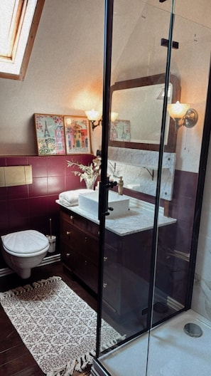 Dusche, Haartrockner, Seife, Toilettenpapier