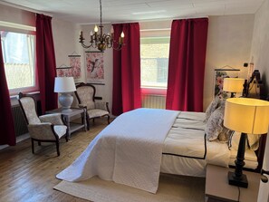 6 bedrooms, iron/ironing board, WiFi