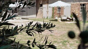 A building with a red roof and a brick exterior. There is a garden area with a pathway leading to the building. - French country house on the Rhine, large courtyard, parking spaces, pet-friendly (Trebur)