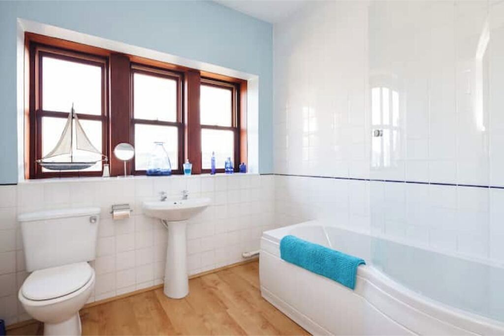 A bathroom with a toilet, sink, and bathtub.