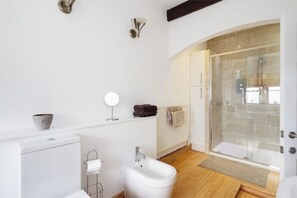 Haartrockner, Bidet, Handtücher, Seife