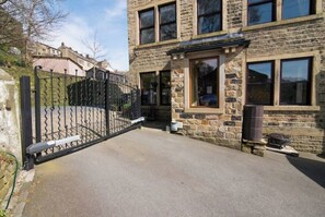 Exterior - 7 Bed House - Sleeps 13 Guests Get-together House (Golcar)