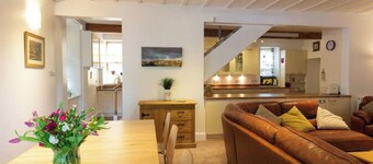 7 Bed House - Sleeps 13 Guests Get-together House