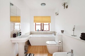 Hair dryer, bidet, towels, soap - 7 Bed House - Sleeps 13 Guests Get-together House (Golcar)