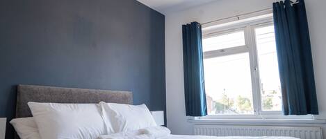 4 bedrooms, iron/ironing board, WiFi, bed sheets