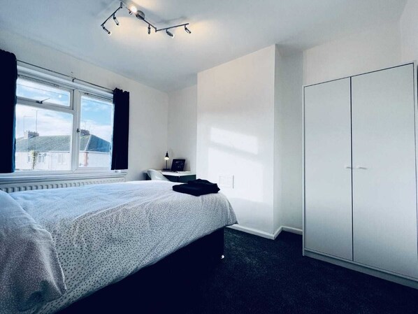 4 habitaciones, tabla de planchar con plancha, wifi y ropa de cama