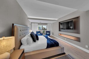 5 bedrooms, desk, iron/ironing board, travel cot