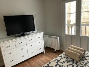 Iron/ironing board, WiFi, bed sheets