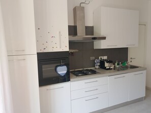 Fridge, oven, dishwasher, coffee/tea maker