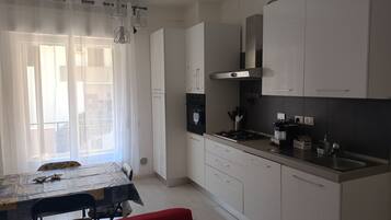 Fridge, oven, dishwasher, coffee/tea maker