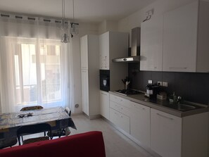 Fridge, oven, dishwasher, coffee/tea maker