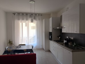 Fridge, oven, dishwasher, coffee/tea maker