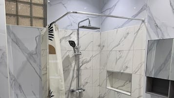 Douche, sèche-cheveux, serviettes fournies, papier toilette