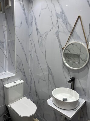 Dusche, Haartrockner, Handtücher, Toilettenpapier