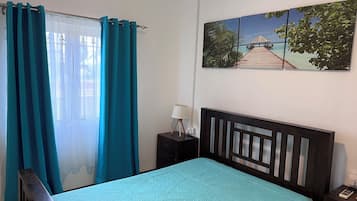 Tabla de planchar con plancha, wifi y ropa de cama