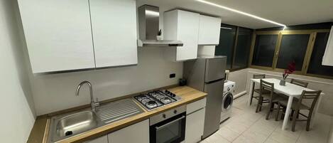 Microondas, horno, placa de cocina