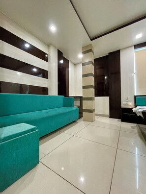 Escritorio y espacio para trabajar con laptop 