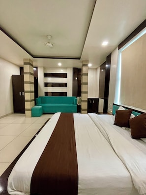Deluxe Double Room | Desk, laptop workspace, iron/ironing board, free WiFi