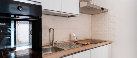 Refrigerador, horno, placa de cocina, cafetera/tetera