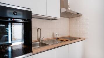 Kühlschrank, Ofen, Herdplatte, Wasserkocher mit Kaffee-/Teezubehör