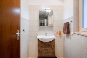 Shower, hair dryer, towels - Apartment 'Michelangelo' with Wi-Fi and Air Conditioning (carbonara di bari)