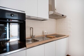 Fridge, oven, stovetop, coffee/tea maker - Apartment 'Michelangelo' with Wi-Fi and Air Conditioning (carbonara di bari)
