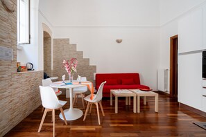Dining - Apartment 'Michelangelo' with Wi-Fi and Air Conditioning (carbonara di bari)