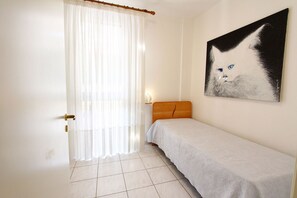 3 chambres, fer et planche à repasser