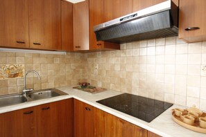 Fridge, stovetop, coffee/tea maker, cookware/dishes/utensils