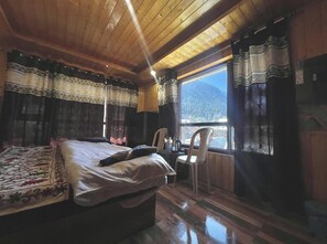 Quarto casal clássico, sacada, vista para a montanha | Wi-Fi de cortesia, roupa de cama