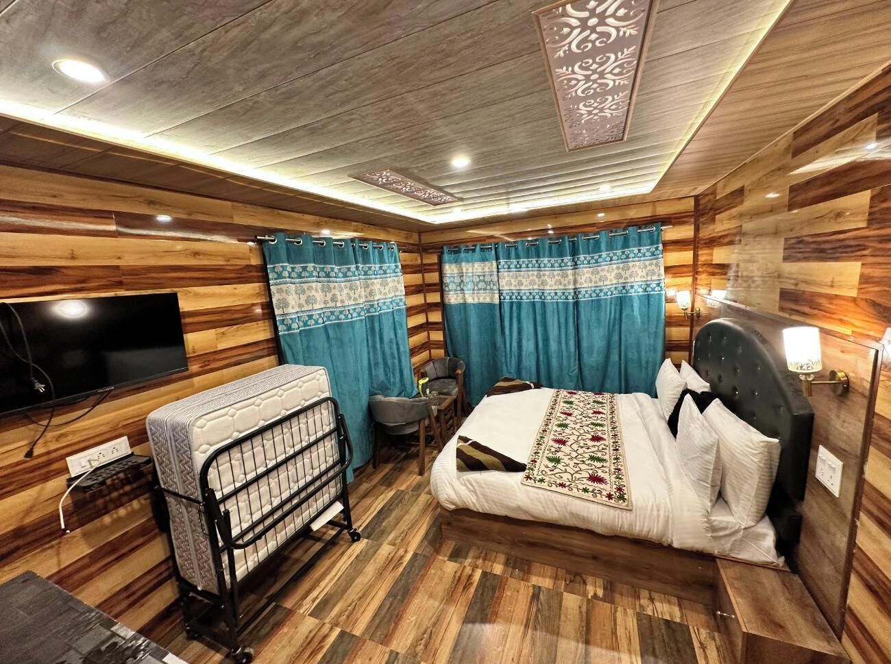 Classic Double Room, Balcony, Mountain View | Free WiFi, bed sheets