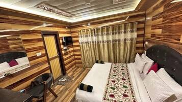 Classic Double Room, Balcony, Mountain View | Free WiFi, bed sheets