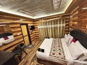 Phòng đôi phong cách cổ điển, ban công, quang cảnh núi | Truy cập Internet không dây miễn phí, bộ trải giường 