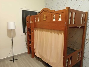 4 slaapkamers, een strijkplank/strijkijzer, wifi, beddengoed