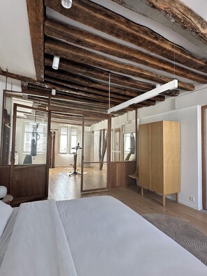 2 bedrooms, desk, iron/ironing board, free WiFi