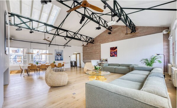 Smart TV, libros, videoteca y estéreo 