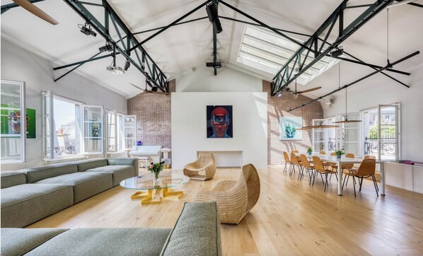 Smart TV, libros, videoteca y estéreo 