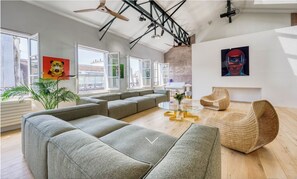 Smart TV, libros, videoteca y estéreo 