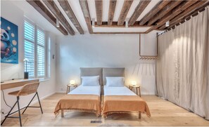 2 habitaciones, escritorio, tabla de planchar con plancha y wifi gratis 