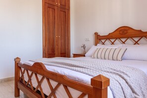 3 chambres, fer et planche à repasser