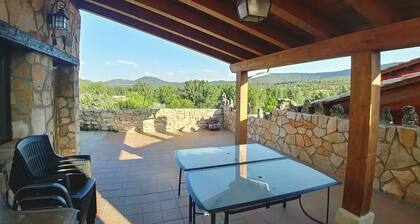 Rural apartment with barbecue and mountain views