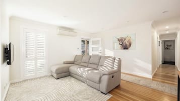 Una Smart TV, libros