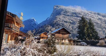 Chalet '9 Adultes 4 Enfants' avec vue sur les montagnes, terrasse privée et Wi-Fi