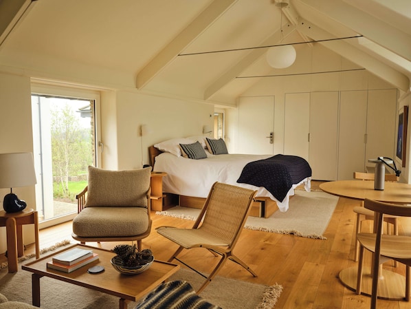 Svit Premium - utsikt mot bergen | Värdeförvaringsskåp på rummet, mörkläggningsgardiner och ljudisolering