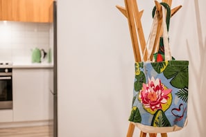 Een keuken met houten kastjes, een wit aanrecht en een groene waterkoker.